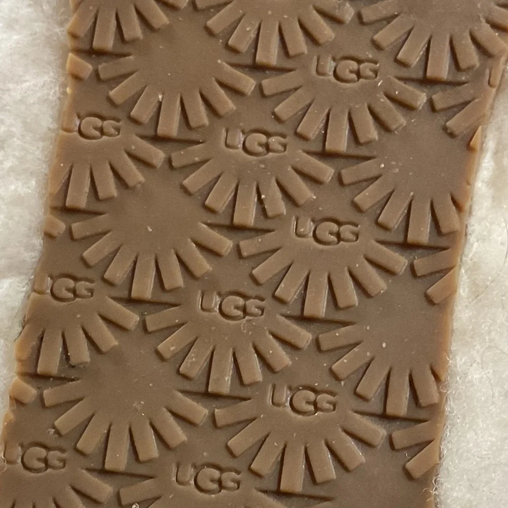 🐝UGG Cream Fluffy Slide Sandals - Picture 3 of 6